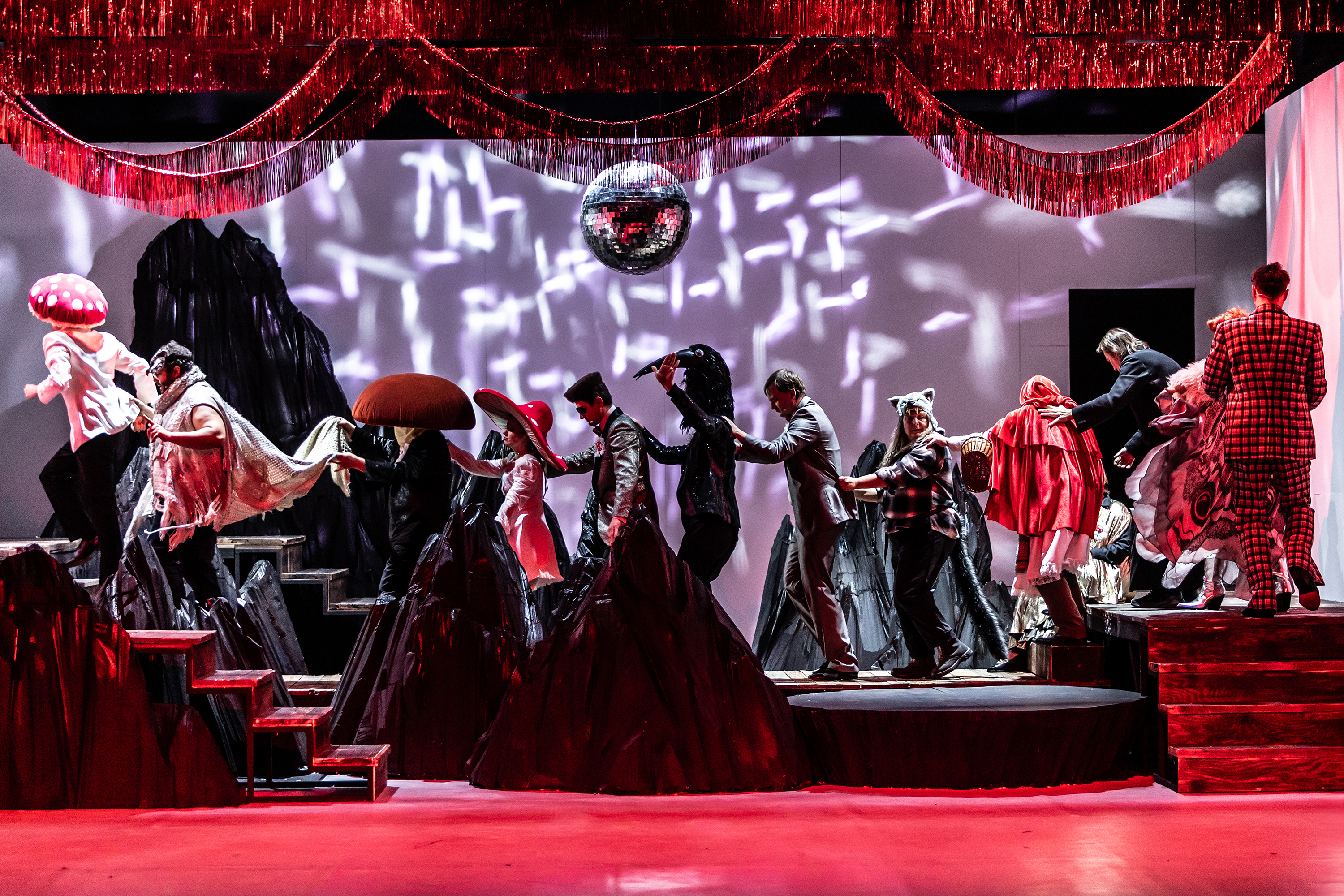 scena zbiorowa, „Prowadź swój pług przez kości umarłych”, fot Natalia Kabanow