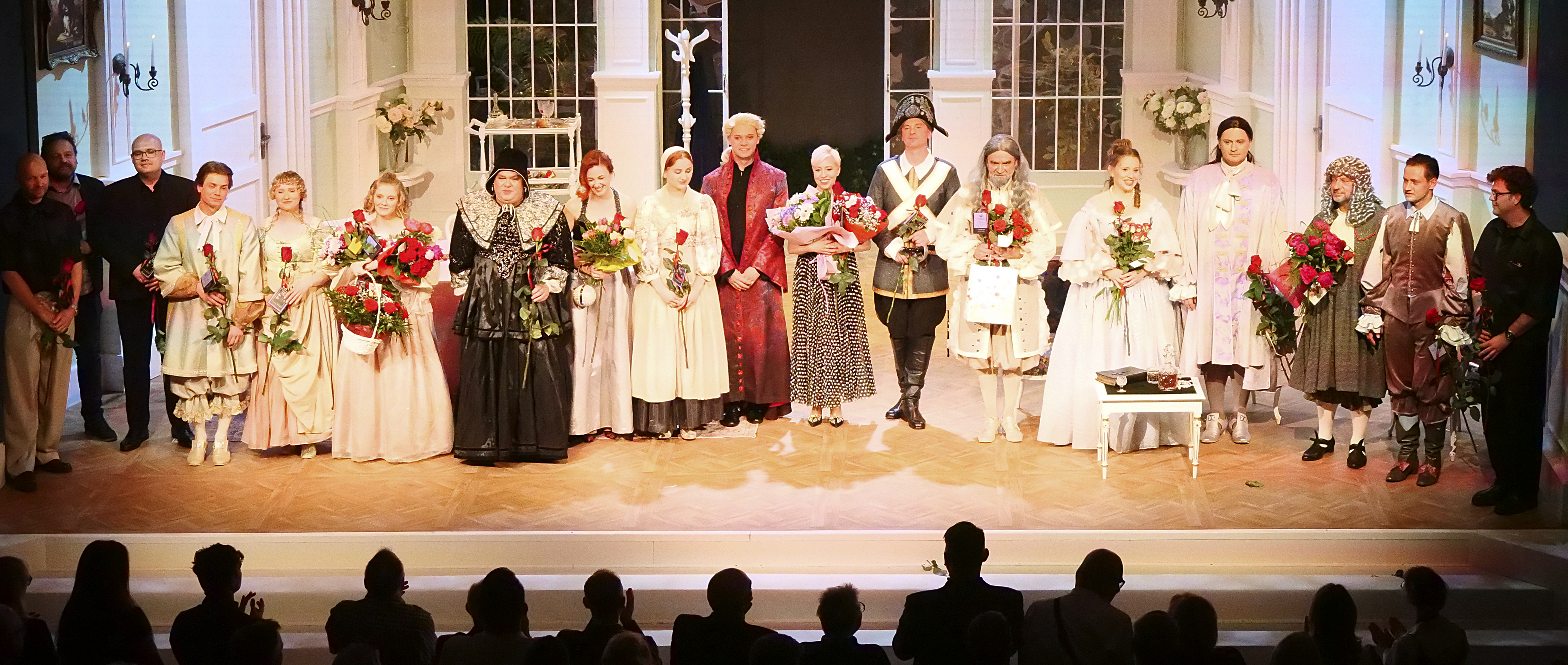 zdjęcie przedstawia ukłony po spektaklu Świętoszek, fot. Marcin Nowak