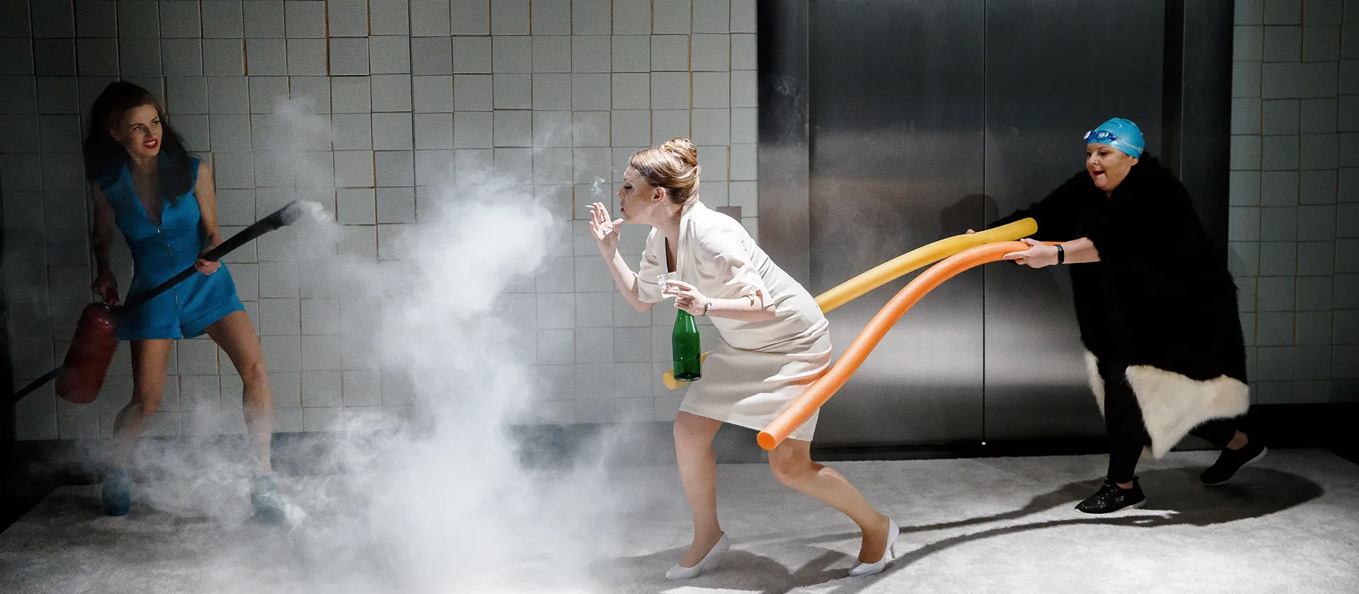 zdjęcie ze spektaklu -  „Słabi”