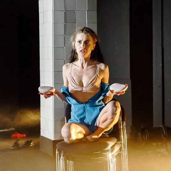 zdjęcie ze spektaklu -  „Słabi”