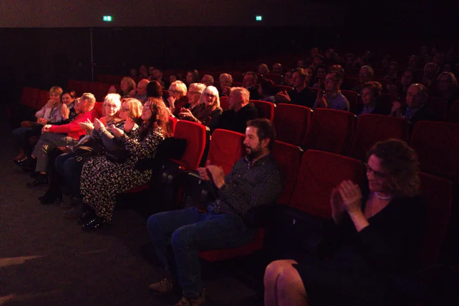 zdjęcie przedstawia publiczność, która siedzi na sali teatralnej w MDK w Radomsku