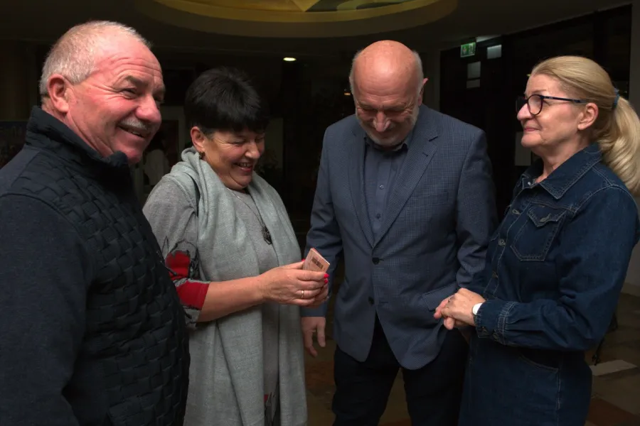 Zdjęcie przedstawia widzów oczekujących na wejście na salę teatralną w MDK w Radomsku