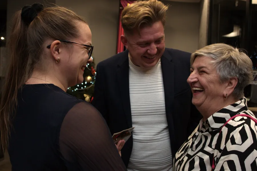 zdjęcie przedstawia widzów oczekujących na wejście na salę teatralną w MDK w Radomsku