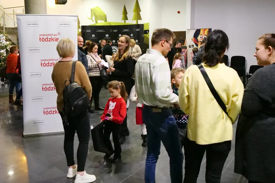 zdjęcie przedstawia widzów oczekujących na wejście na salę teatralną, na foyer w Miejskim Centrum Kultury w Bełchatowie