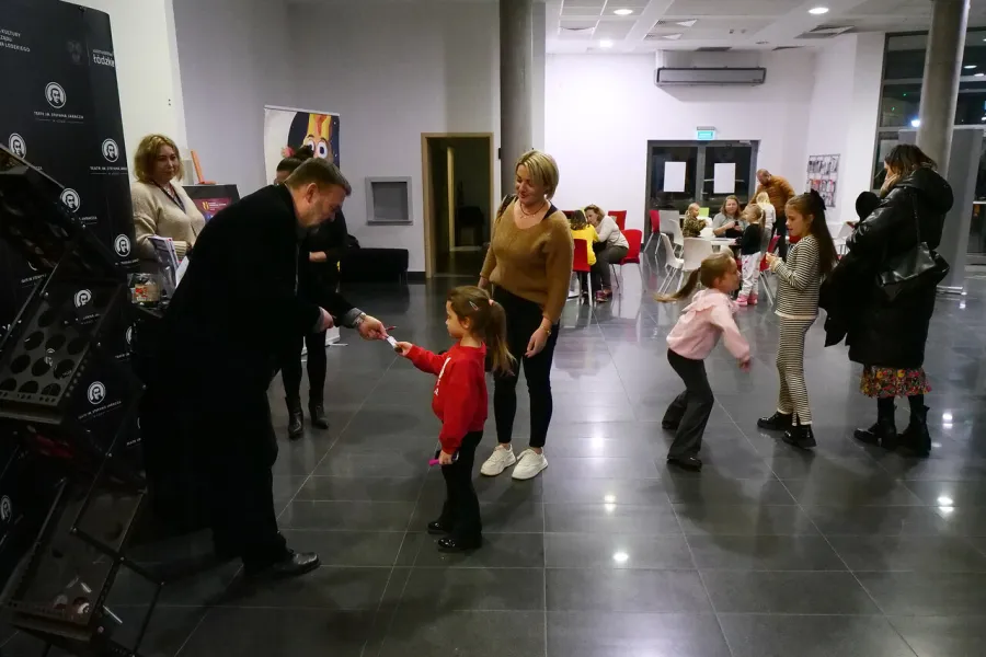 zdjęcie przedstawia widzów oczekujących na wejście na salę teatralną, na foyer w Miejskim Centrum Kultury w Bełchatowie