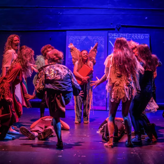 zdjęcie ze spektaklu Ustawienia ze Świętymi, czyli rozmowy obrazów, fot.  Greg Noo-Wak