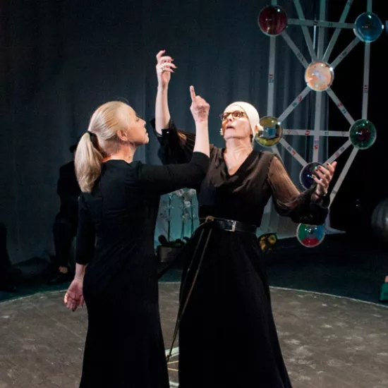 zdjęcie ze spektaklu Śmierć siedzi na gruszy i się nie ruszy, fot. Marcin Nowak