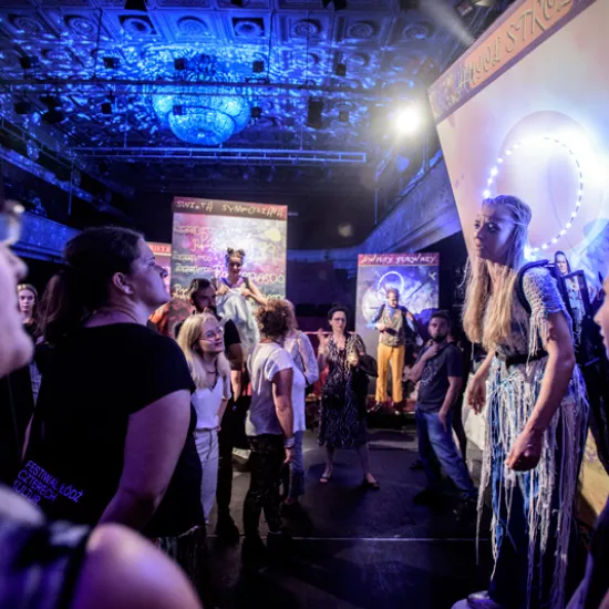 zdjęcie ze spektaklu Ustawienia ze Świętymi, czyli rozmowy obrazów, fot.  Greg Noo-Wak