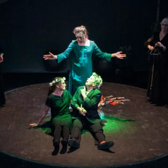 zdjęcie ze spektaklu Śmierć siedzi na gruszy i się nie ruszy, fot. Marcin Nowak