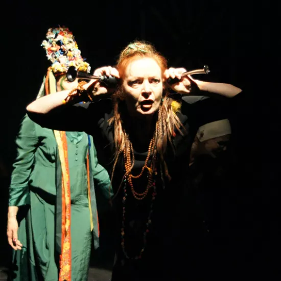 zdjęcie ze spektaklu Śmierć siedzi na gruszy i się nie ruszy, fot. Marcin Nowak