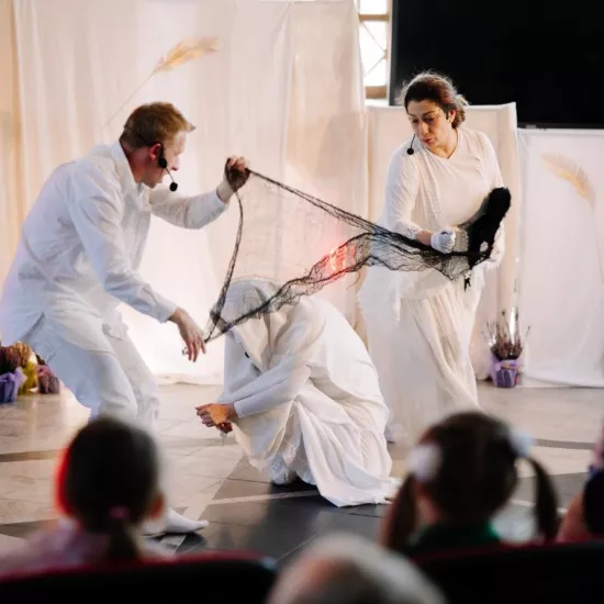 Zdjęcie ze spektaklu O tym który spadł z nieba - bajka 