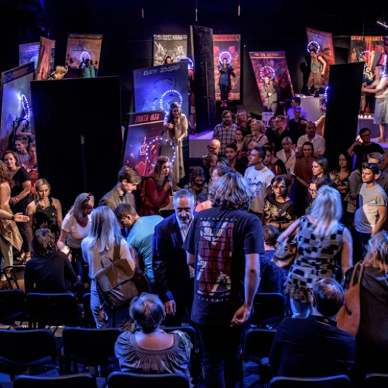 zdjęcie ze spektaklu Ustawienia ze Świętymi, czyli rozmowy obrazów, fot.  Greg Noo-Wak