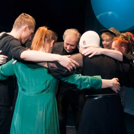 zdjęcie ze spektaklu Śmierć siedzi na gruszy i się nie ruszy, fot. Marcin Nowak