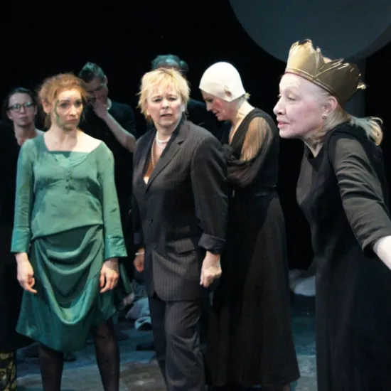 zdjęcie ze spektaklu Śmierć siedzi na gruszy i się nie ruszy, fot. Marcin Nowak