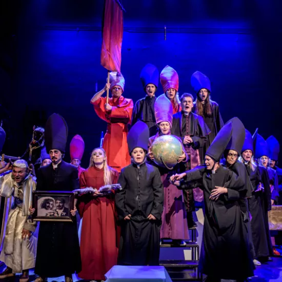 zdjęcie ze spektaklu Ustawienia ze Świętymi, czyli rozmowy obrazów, fot.  Greg Noo-Wak