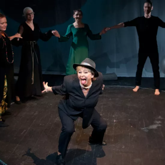 zdjęcie ze spektaklu Śmierć siedzi na gruszy i się nie ruszy, fot. Marcin Nowak