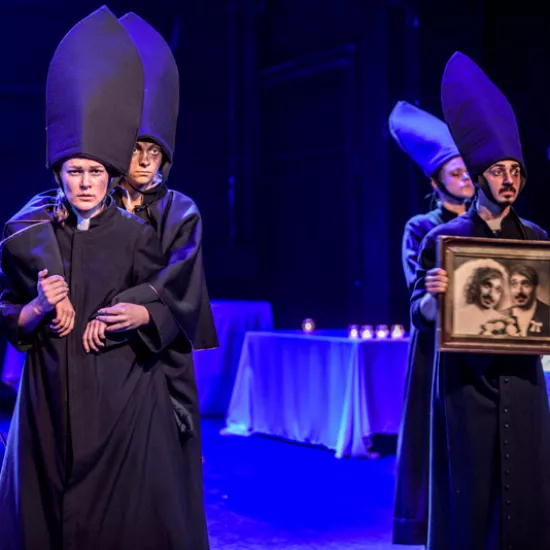 zdjęcie ze spektaklu Ustawienia ze Świętymi, czyli rozmowy obrazów, fot.  Greg Noo-Wak