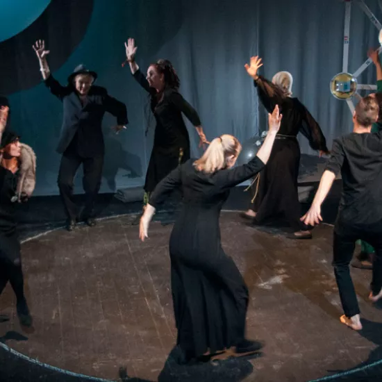 zdjęcie ze spektaklu Śmierć siedzi na gruszy i się nie ruszy, fot. Marcin Nowak