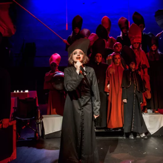 zdjęcie ze spektaklu Ustawienia ze Świętymi, czyli rozmowy obrazów, fot.  Greg Noo-Wak