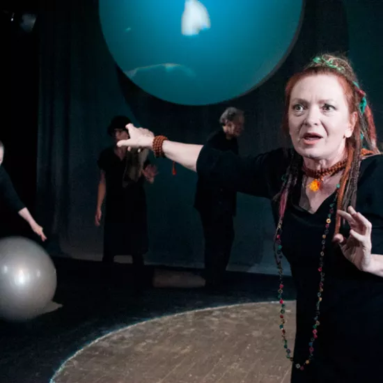 zdjęcie ze spektaklu Śmierć siedzi na gruszy i się nie ruszy, fot. Marcin Nowak