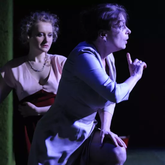 zdjęcie ze spektaklu Kotka na rozpalonym blaszanym dachu, fot. Greg Noo-Wak 