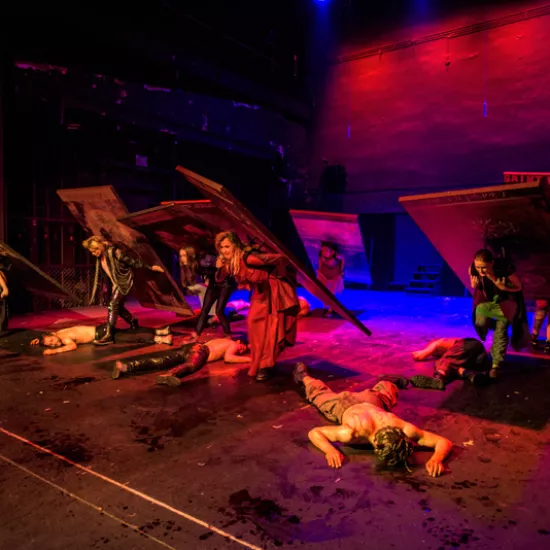 zdjęcie ze spektaklu Ustawienia ze Świętymi, czyli rozmowy obrazów, fot.  Greg Noo-Wak