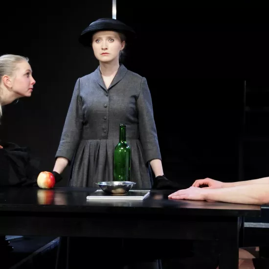 zdjęcie ze spektaklu Barbelo, o psach i dzieciach, fot. Greg Noo-Wak