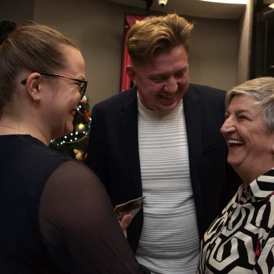 zdjęcie przedstawia widzów oczekujących na wejście na salę teatralną w MDK w Radomsku