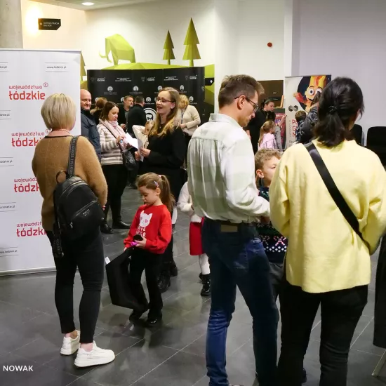 zdjęcie przedstawia widzów oczekujących na wejście na salę teatralną, na foyer w Miejskim Centrum Kultury w Bełchatowie 