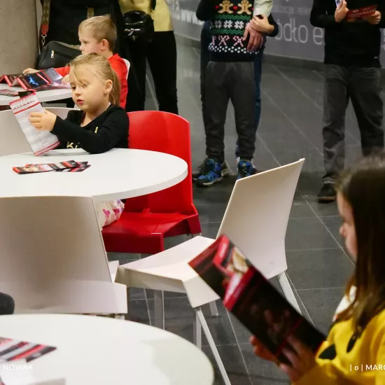 zdjęcie przedstawia widzów oczekujących na wejście na salę teatralną, na foyer w Miejskim Centrum Kultury w Bełchatowie 