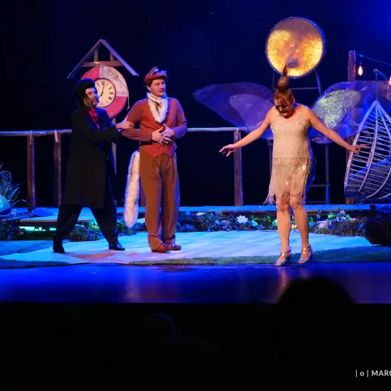 Trójka aktorów na scenie w Bełchatowie podczas prezentacji spektaklu „Tylko jeden dzień" w Bełchatowie