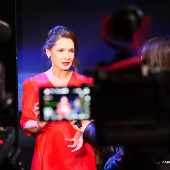 Zdjęcie z próby medialnej spektaklu „Zamiana". Na zdjęciu aktorka Ewa Audykowska-Wiśniewska udziela wywiadu telewizyjnego