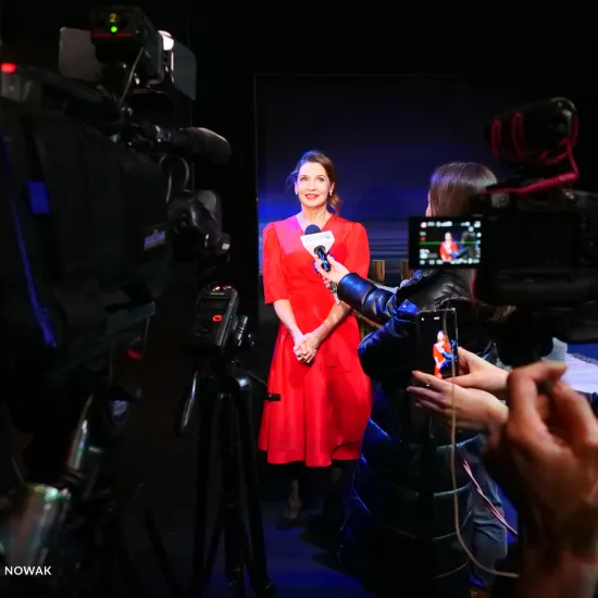 Zdjęcie z próby medialnej spektaklu „Zamiana". Na zdjęciu aktorka Ewa Audykowska-Wiśniewska udziela wywiadu telewizyjnego