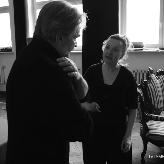 zdjęcie przedstawia próbę spektaklu „Świętoszek" w reżyserii Magdaleny Piekorz. Na zdjęciu dwoje aktorów: tyłem stoi Dariusz Bereski, z przodu widzimy Iwonę Karlicką. 