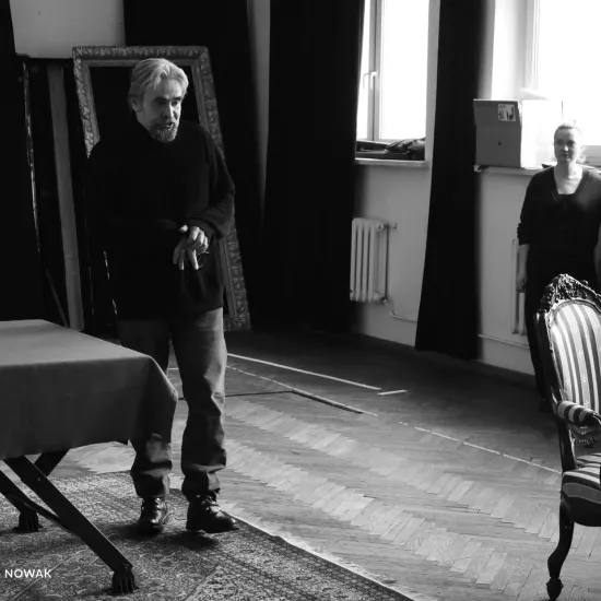 zdjęcie przedstawia próbę spektaklu „Świętoszek" w reżyserii Magdaleny Piekorz. Na zdjęciu aktor Dariusz Bereski stoi przy stole, a przy oknie widzimy aktorkę Iwonę Karlicką. 