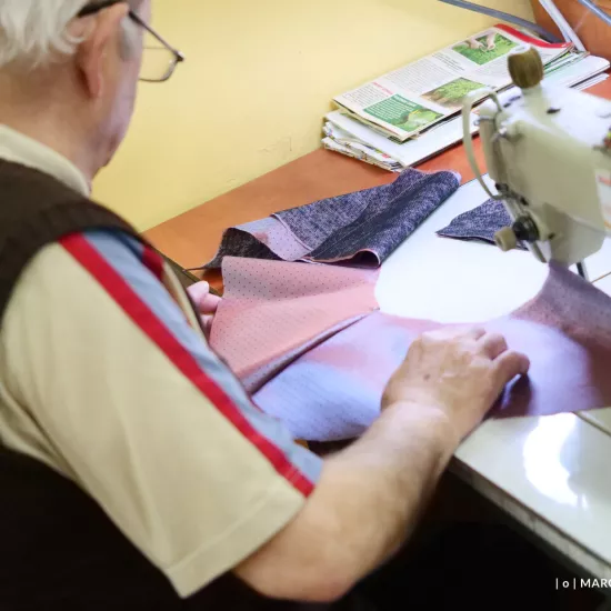 przygotowania do premiery „Świętoszka", pracownia krawiecka, Na zdjęciu krawiec pracujący nad materiałem, przy maszynie do szycia, fot. Marcin Nowak