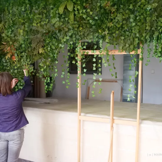 przygotowania do premiery „Świętoszka", modelatornia. Na zdjęciu pracwnik układający wiszące girlandy z liści będące elementem scenografi, fot. Marcin Nowak