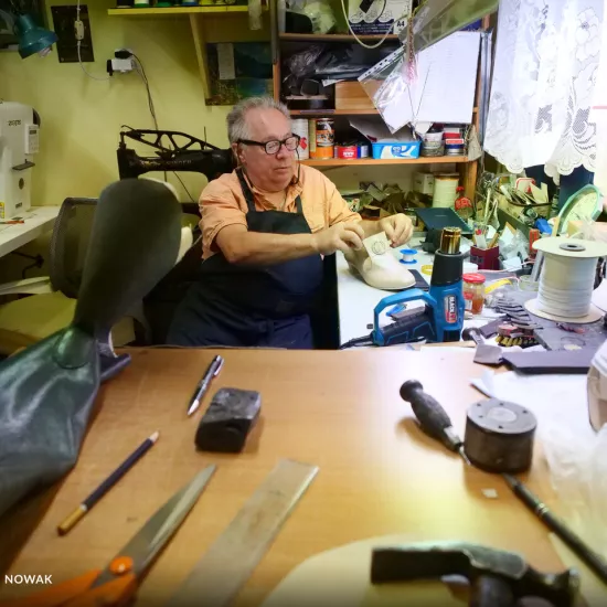 przygotowania do premiery „Świętoszka", pracownia szewska. Na zdjęciu szewc siedzący i pracujący nad butami dla jednego z aktorów, fot. Marcin Nowak