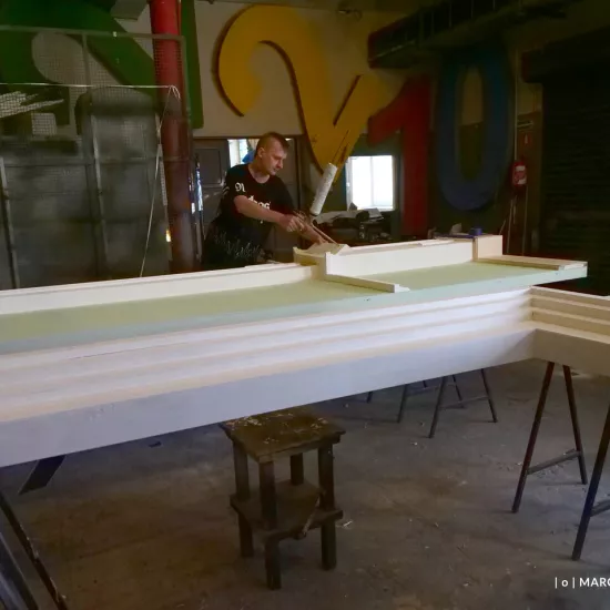 przygotowania do premiery „Świętoszka", modelatornia. Pracownik na zdjęciu dopracowuje elementy scenografii, fot. Marcin Nowak