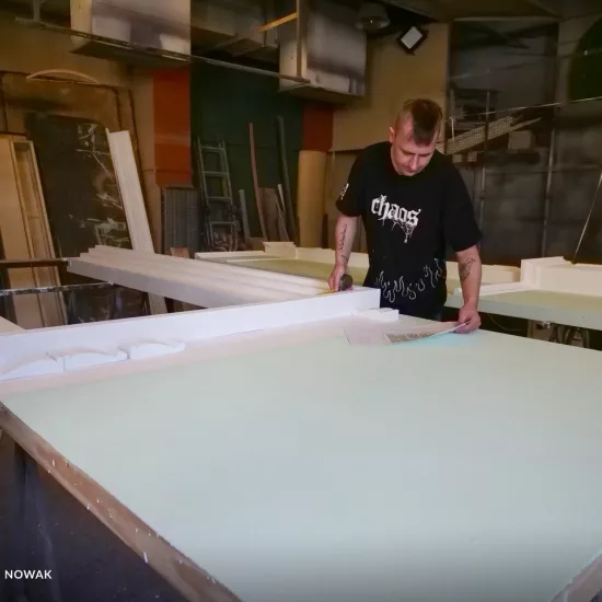 przygotowania do premiery „Świętoszka", modelatornia. Pracownik na zdjęciu dopracowuje elementy scenografii, fot. Marcin Nowak