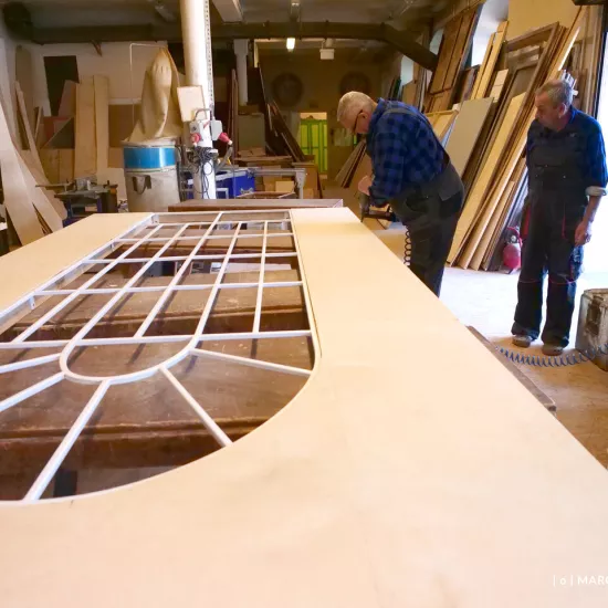 przygotowania do premiery „Świętoszka", stolarnia. Pracownicy na zdjęciu przycinają drewniane elementy scenografii, fot. Marcin Nowak