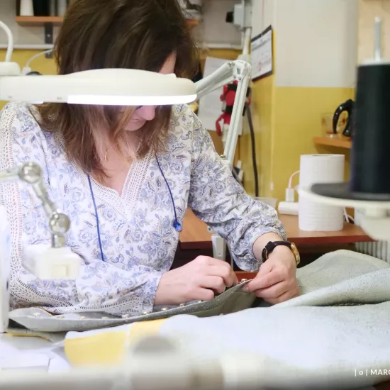 przygotowania do premiery „Świętoszka", pracownia krawiecka. Na zdjęciu Pani krawcowa przyszywająca guziki, fot. Marcin Nowak