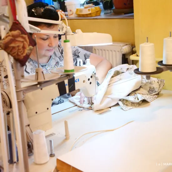 przygotowania do premiery „Świętoszka", pracownia krawiecka. Na zdjęciu Pani krawcowa szyjąca na maszynie, fot. Marcin Nowak