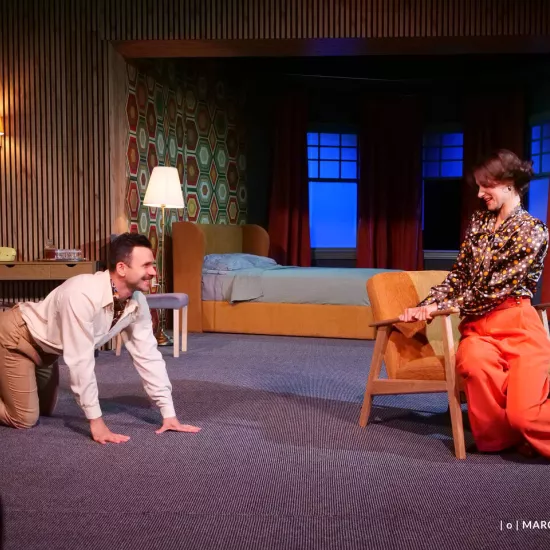 próba medialna spektaklu „Morderstwo w hotelu", na zdjęciu: Natalia Klepacka, Krzysztof Wach odgrywający scenę ze spektaklu, fot. Marcin Nowak