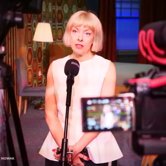 próba medialna spektaklu „Morderstwo w hotelu", na zdjęciu: kostiumografka Sabina Czupryńska udzielająca wywiadów, fot. Marcin Nowak