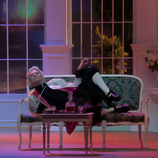 „Świętoszek", na zdjęciu: Łukasz Stawowczyk w roli Świętoszka, leżący na sofie, fot. Mikołaj Pływacz