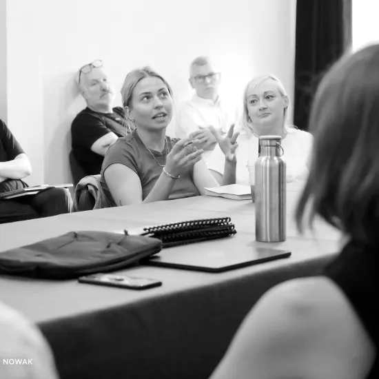 pierwsza próba spektaklu „Czas na wielki numer", na zdjęciu widać dramaturżkę Krysię Bednarek, a obok inspicjentkę Katarzynę Brudek, na zdjęcie nałożony jest czarno-biały filtr, fot. Marcin Nowak 