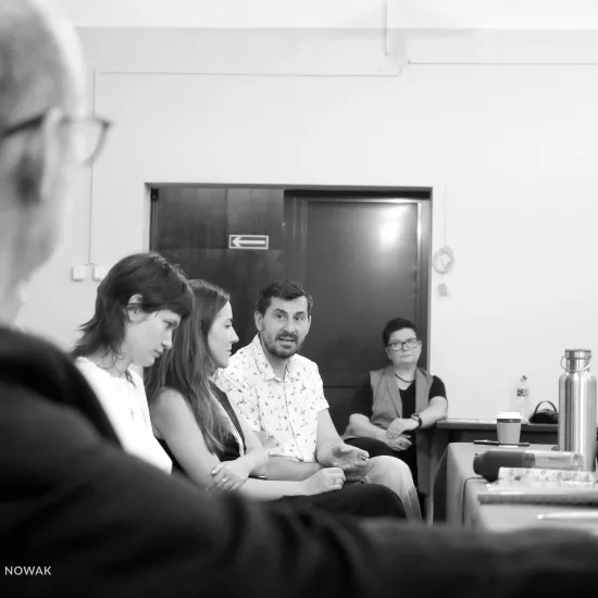 pierwsza próba spektaklu „Czas na wielki numer", na zdjęciu na pierwszym planie w lewym dolnym rogu zdjęcia siedzi tyłem dyrektor Paweł Łysak, dalej widać reżyserkę spektaklu Barbarę Bendyk, scenografkę WIktorię Kubat oraz kierownika literackiego Pawła Sztarbowskiego, który coś tłumaczy. Na zdjęcie nałożony jest czarno-biały filtr, fot. Marcin Nowak 