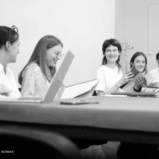 pierwsza próba spektaklu „Czas na wielki numer", na zdjęciu od lewej Monika Badowska, Matylda Paszczenko, Barbara Bendyk, Wiktoria Kubat, Paweł Sztarbowski, na zdjęcie nałożony jest czarno-biały filtr, fot. Marcin Nowak